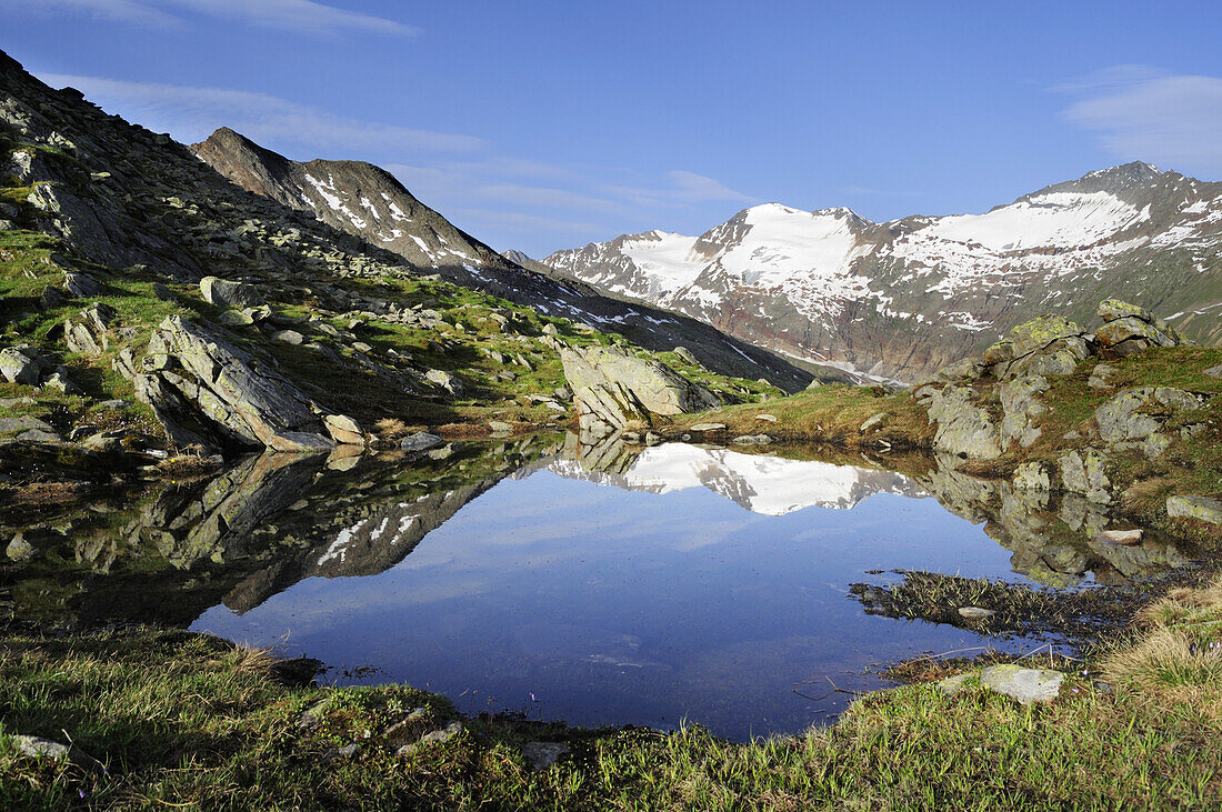 Berge spiegeln sich in kleinem Bergsee, Hangerer, Gurgl, Ötztal, Ötztaler Alpen, Tirol, Österreich