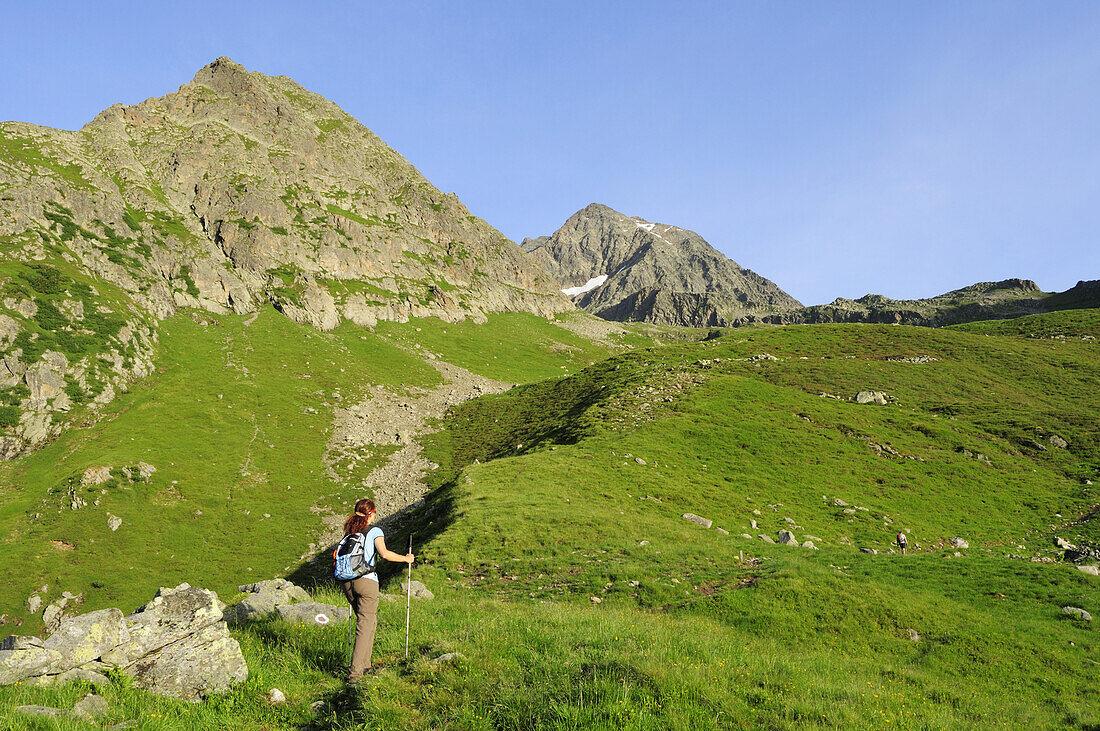 Frau beim Aufstieg zum Habicht, Gschnitztal, Stubaier Alpen, Tirol, Österreich