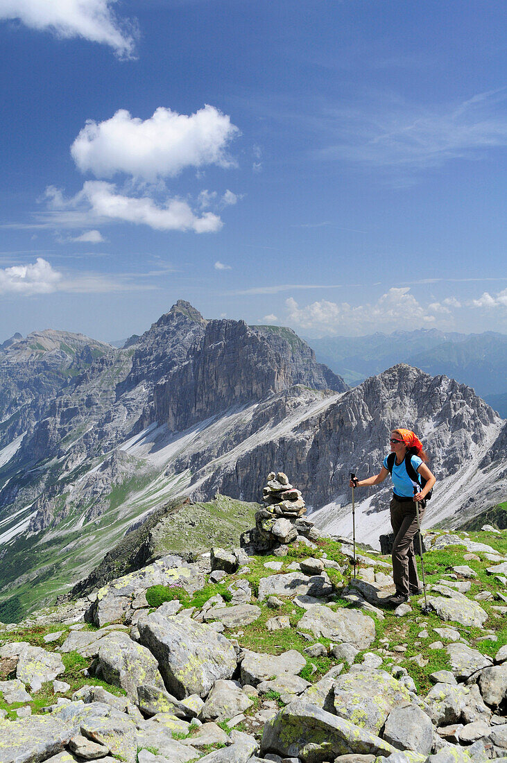 Frau steigt zum Habicht auf, Kalkwand und Kirchdachspitze im Hintergrund, Gschnitztal, Stubaier Alpen, Tirol, Österreich
