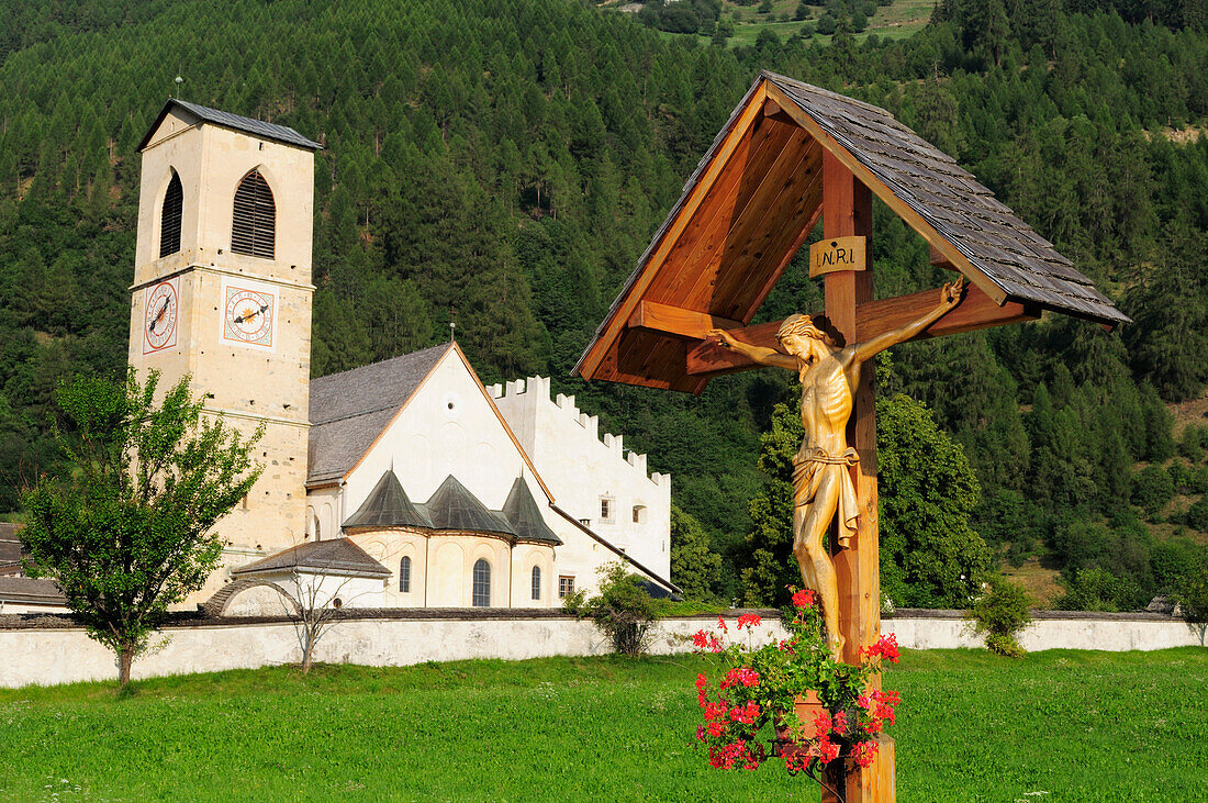 Christusfigur vor Kirche St. Johann, Kloster Müstair, Müstair, UNESCO Weltkulturerbe Müstair, Graubünden, Engadin, Schweiz