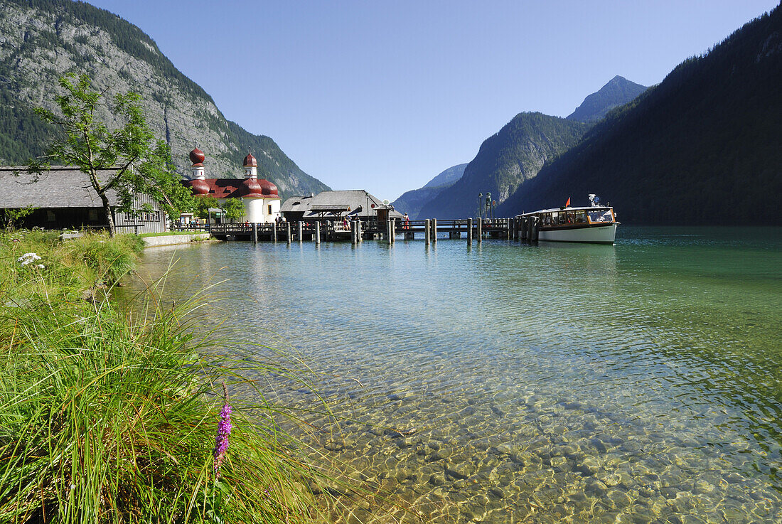 Boot legt vor der Kirche von St. Bartholomä an, St. Bartholomä, Königssee, Nationalpark Berchtesgaden, Berchtesgadener Alpen, Berchtesgaden, Oberbayern, Bayern, Deutschland