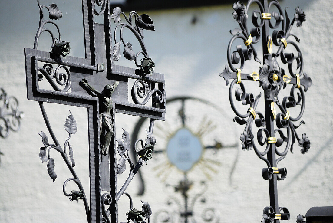 Schmiedeiserne Kreuze auf Gräbern, Friedhof Hintertal, Berchtesgadener Alpen, Salzburg, Österreich