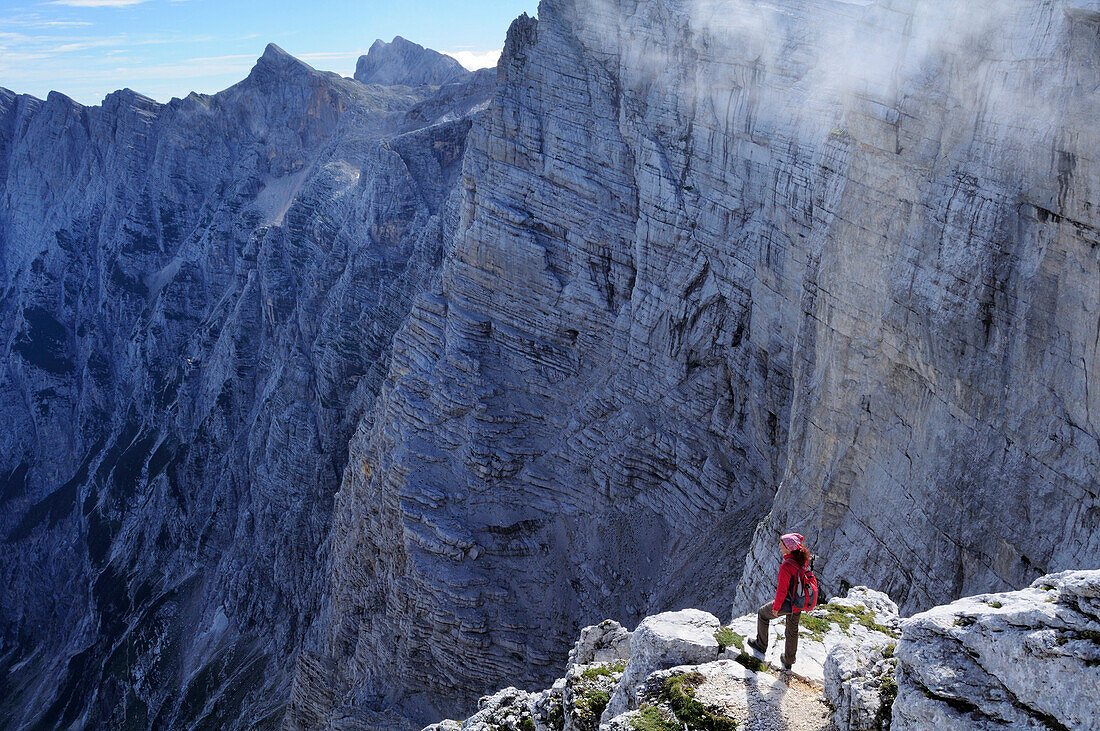 Frau schaut über Felsabbruch, Vratatal, Nationalpark Triglav, Julische Alpen, Slowenien