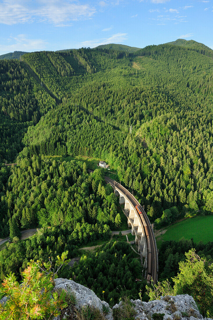 Zug fährt über Kalte Rinn-Viadukt, Semmeringbahn, UNESCO Weltkulturerbe Semmeringbahn, Niederösterreich, Österreich