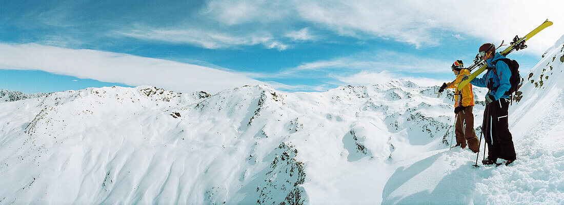 Zwei Skifahrer vor Bergkulise, Pischa, Davos, Kanton Graubünden, Schweiz