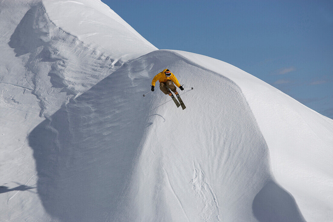 Skifahrer springt über Wechte, Pischa, Davos, Kanton Graubünden, Schweiz