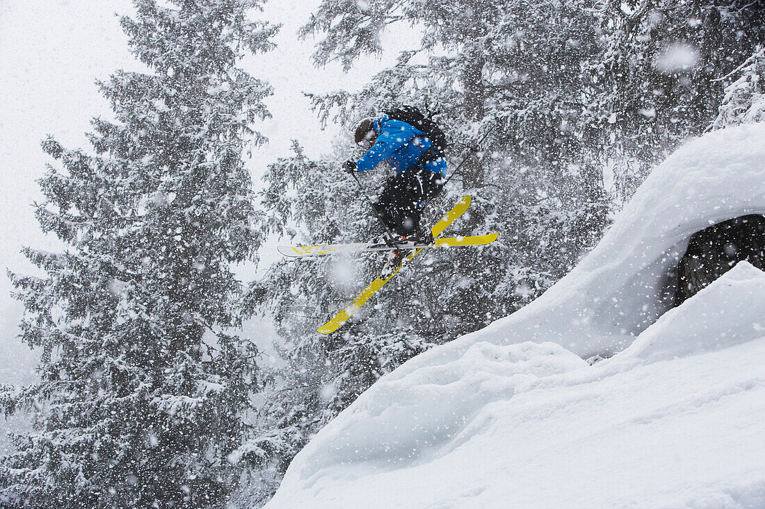 Skifahrer im Sprung, Klosters-Serneus, Kanton Graubünden, Schweiz