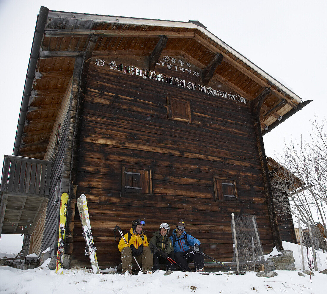 Skifahrer vor Berggasthaus Heimeli, Sapün Langwies, Davos, Kanton Graubünden, Schweiz