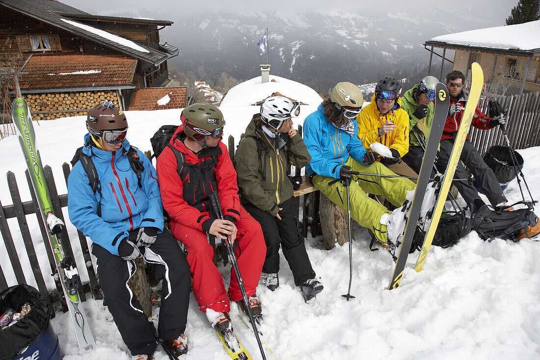Skifahrer machen Pause, Arosa, Kanton Graubünden, Schweiz