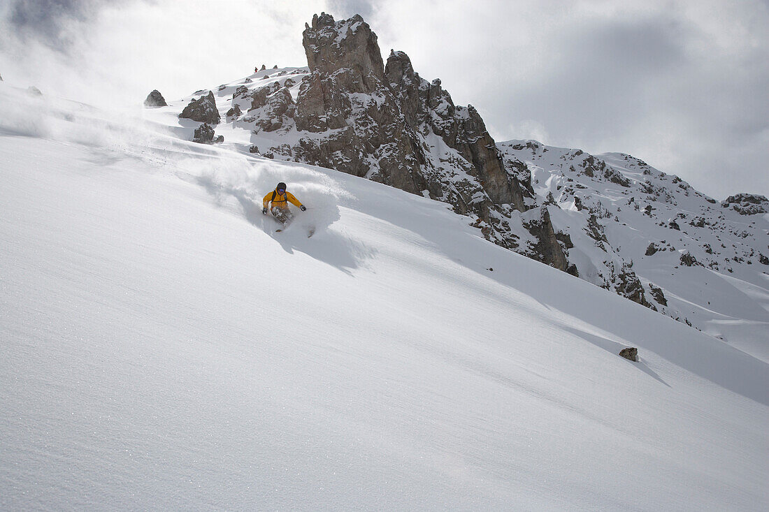 Skifahrer im Tiefschnee, Arosa, Kanton Graubünden, Schweiz