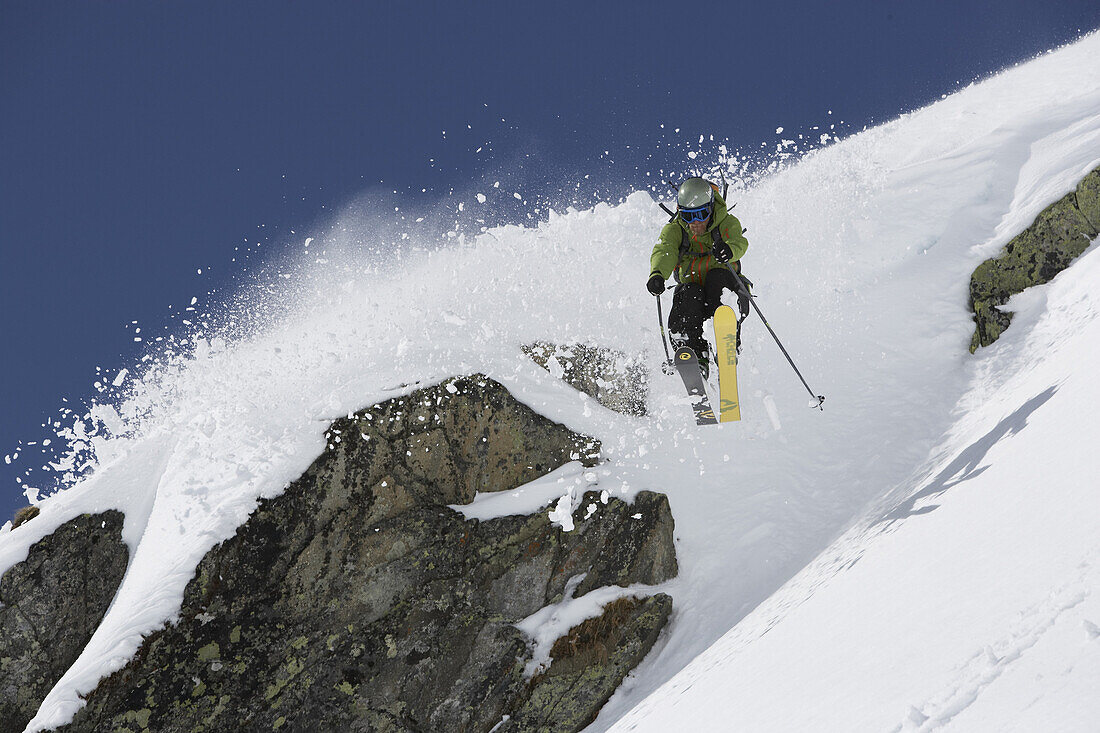 Skifahrer Sprung über Fels, Disentis, Oberalppass, Graubünden, Schweiz
