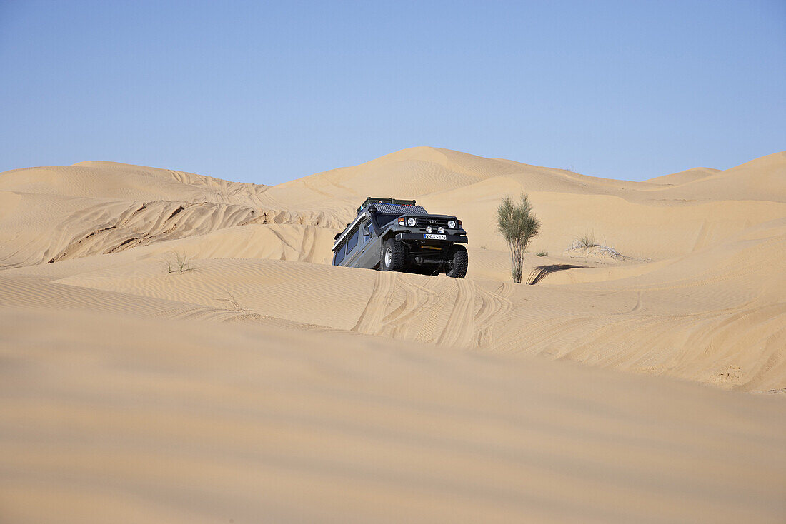 Toyota Landcruiser driving up dune, Chott El Jerid, Tunesia, Africa