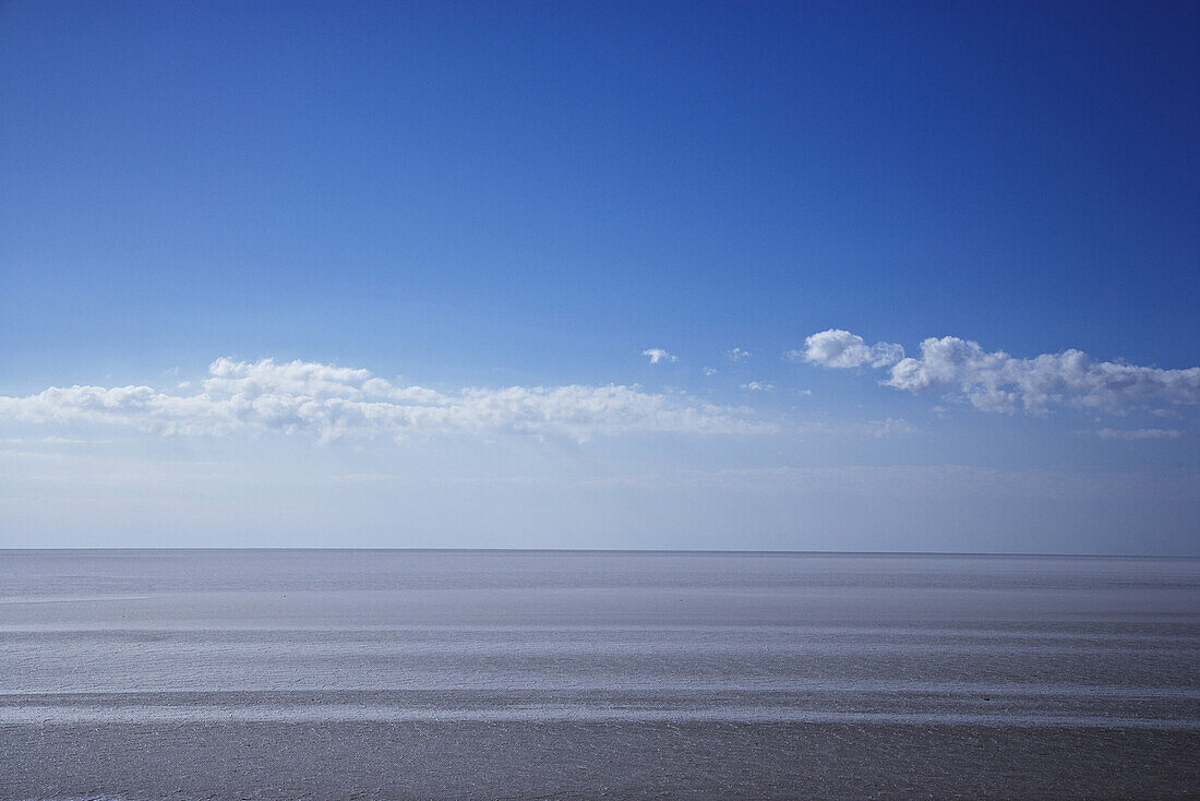 Salzsee unter blauem Himmel, Chott El Jerid, Tunesien, Afrika