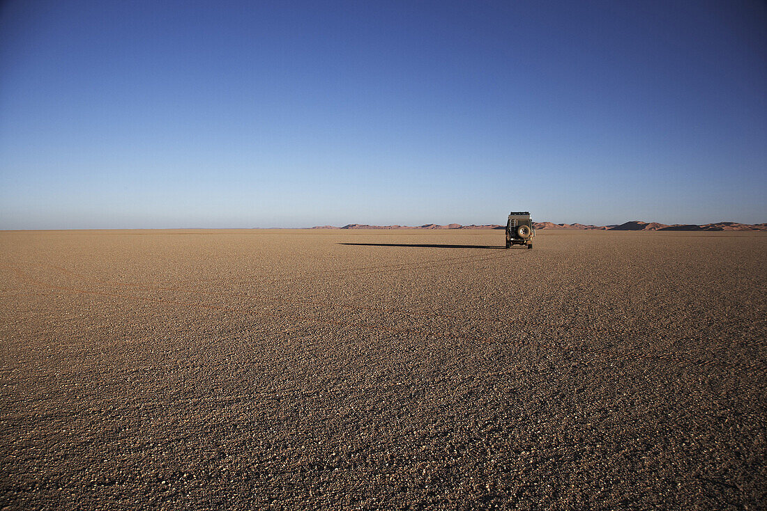 Toyota Landcruiser driving through the desert, Murzuk sand sea, Lybia, Africa