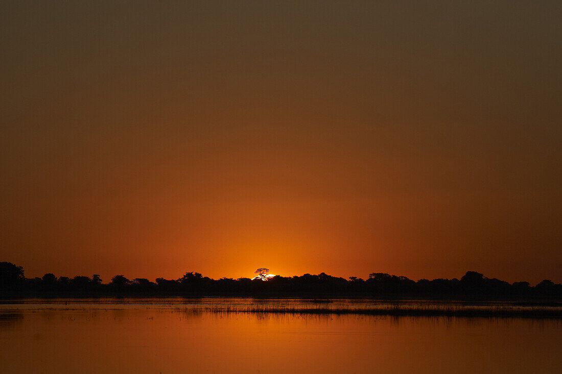 Sonnenuntergang über dem Chobe Fluß, Chobe Nationalpark, Botswana, Afrika