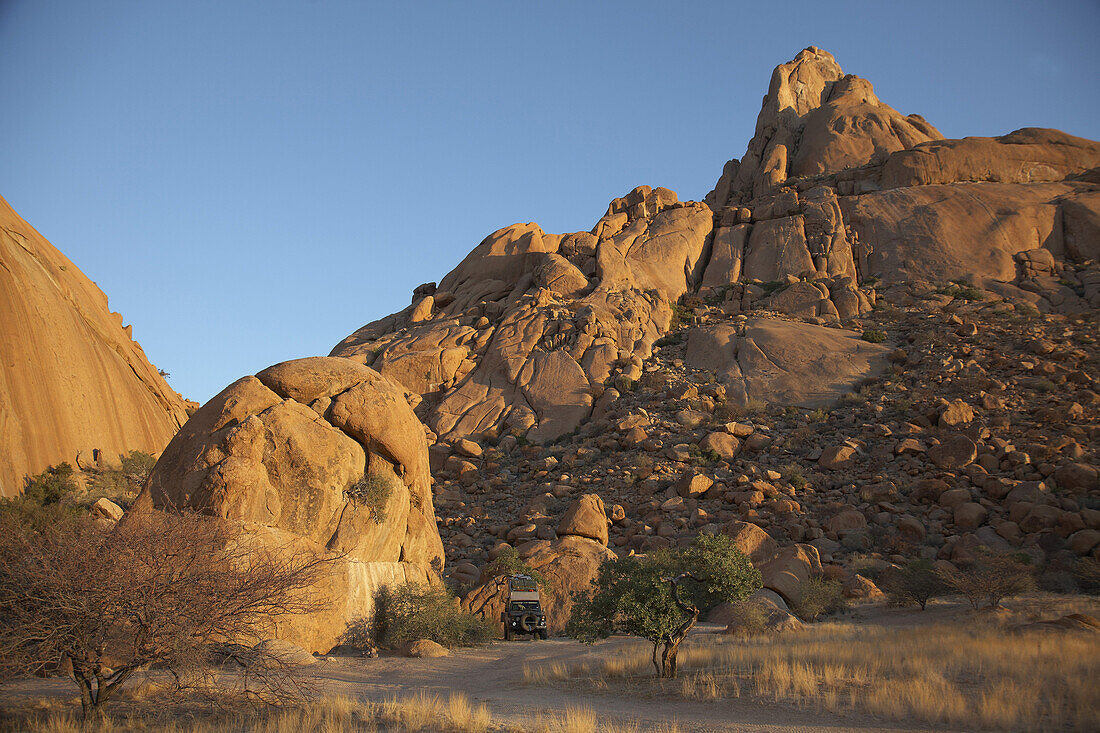 Toyota Landcruiser vor Felsformation, Spitzkoppe, Namibia, Afrika