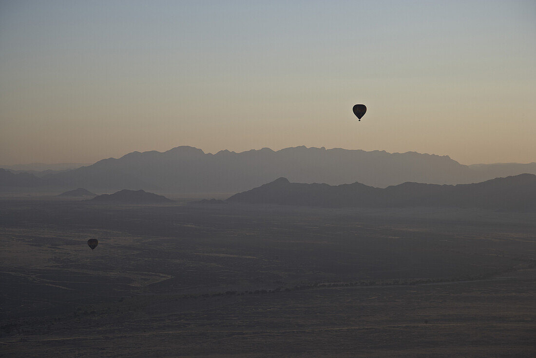 Blick auf Heissluftballone über Namib Naukluft Park, Sossusvlei, Namibia, Afrika