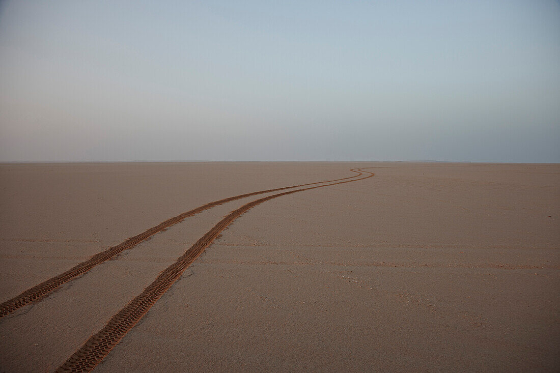 Fahrspur im roten Sand, Mauretanien, Afrika