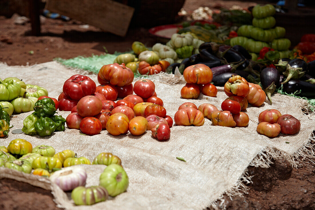 Verschiedene Tomatensorten auf einem Tuch, Gemüsemarkt, Mamou, Guinea, Afrika