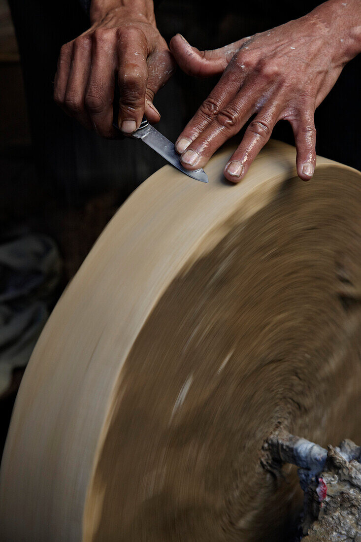 Hände halten Messer an Schleifstein, Fes, Marokko, Afrika