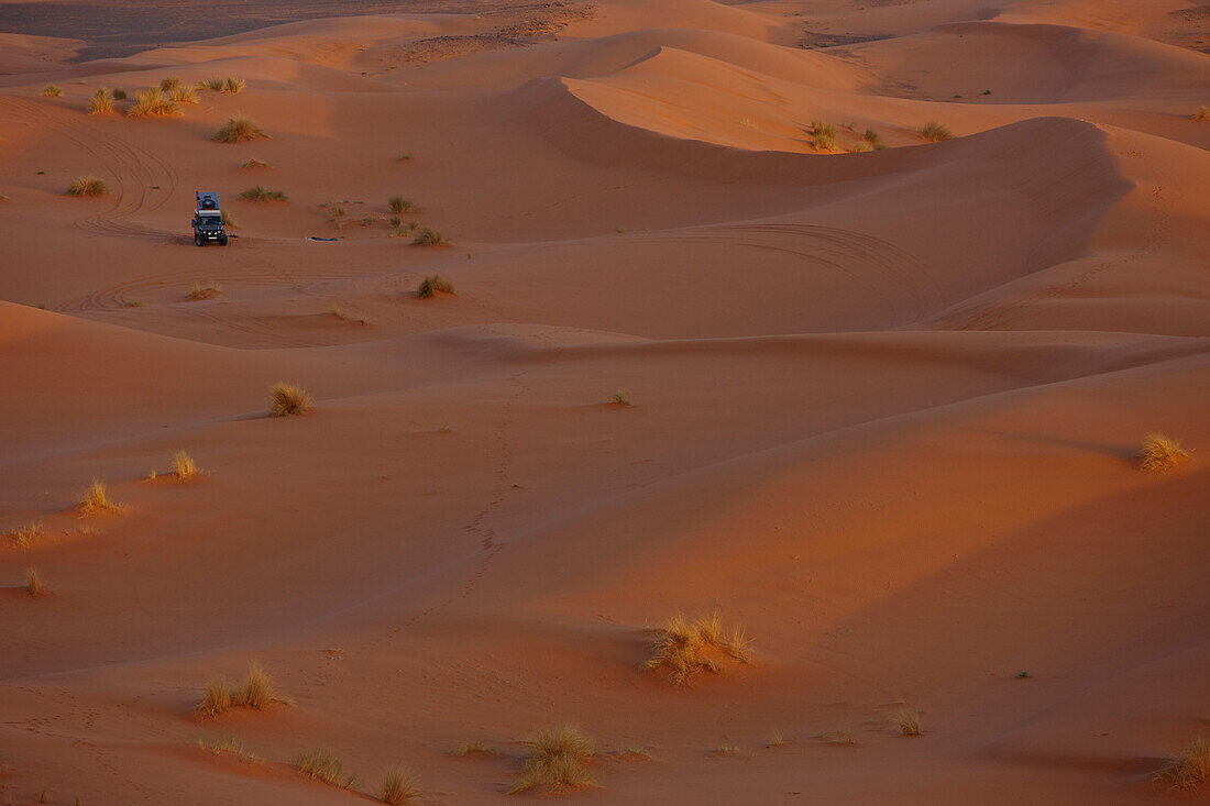 Toyota Landcruiser in den Dünen von Erg Chebbi, Merzouga, Marokko, Afrika