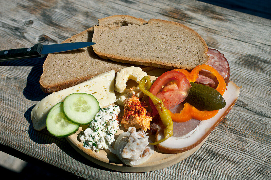 Brotzeitteller mit Kääse und Wurst, Loosegg Alm, Salzburger Land, Österreich