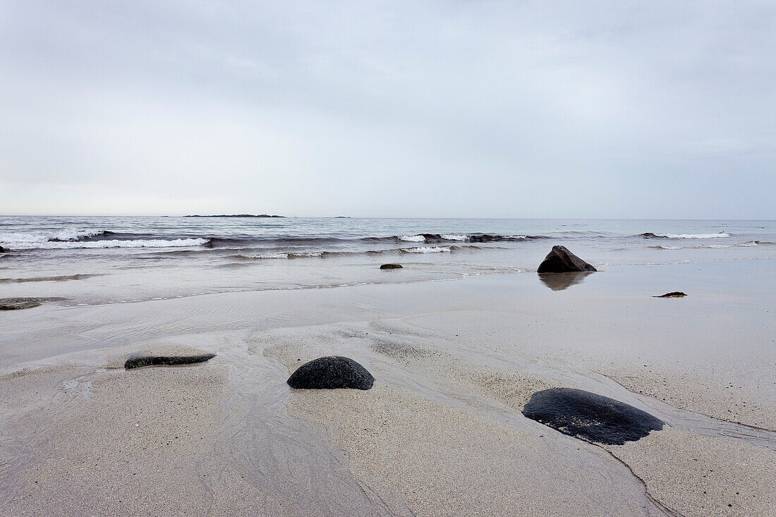 Steine am Strand, Utakleiv, Vestvågøya, Lofoten, Nordnorwegen, Norwegen