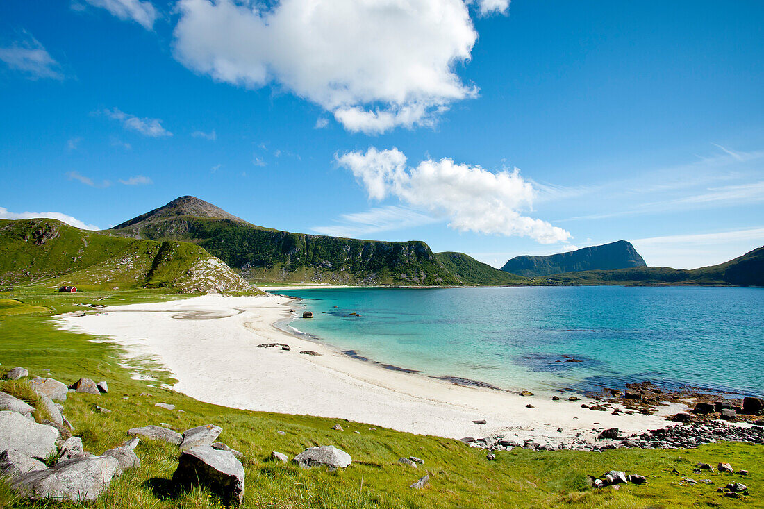 Strand und Bucht, Haukland, Vestvågøya, Lofoten, Nordnorwegen, Norwegen