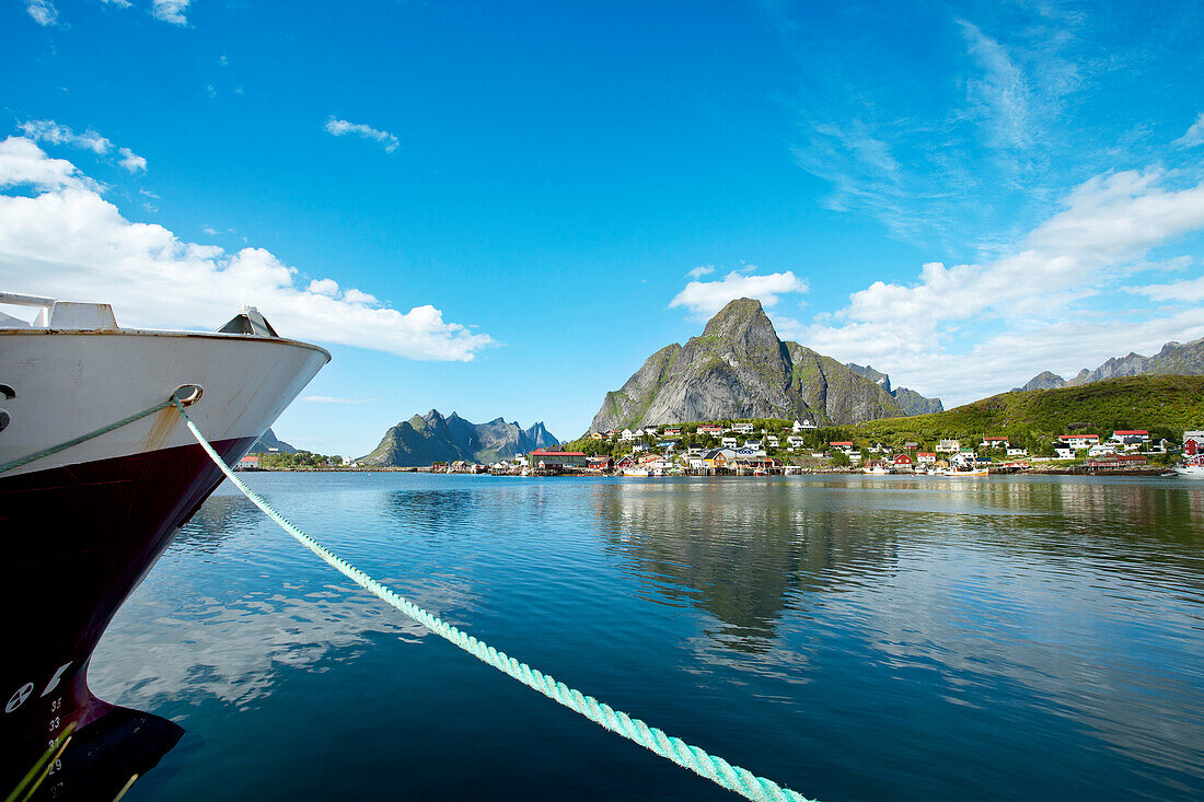 Schiff im Hafen, Reine, Moskenesøya, Lofoten, Nordnorwegen, Norwegen