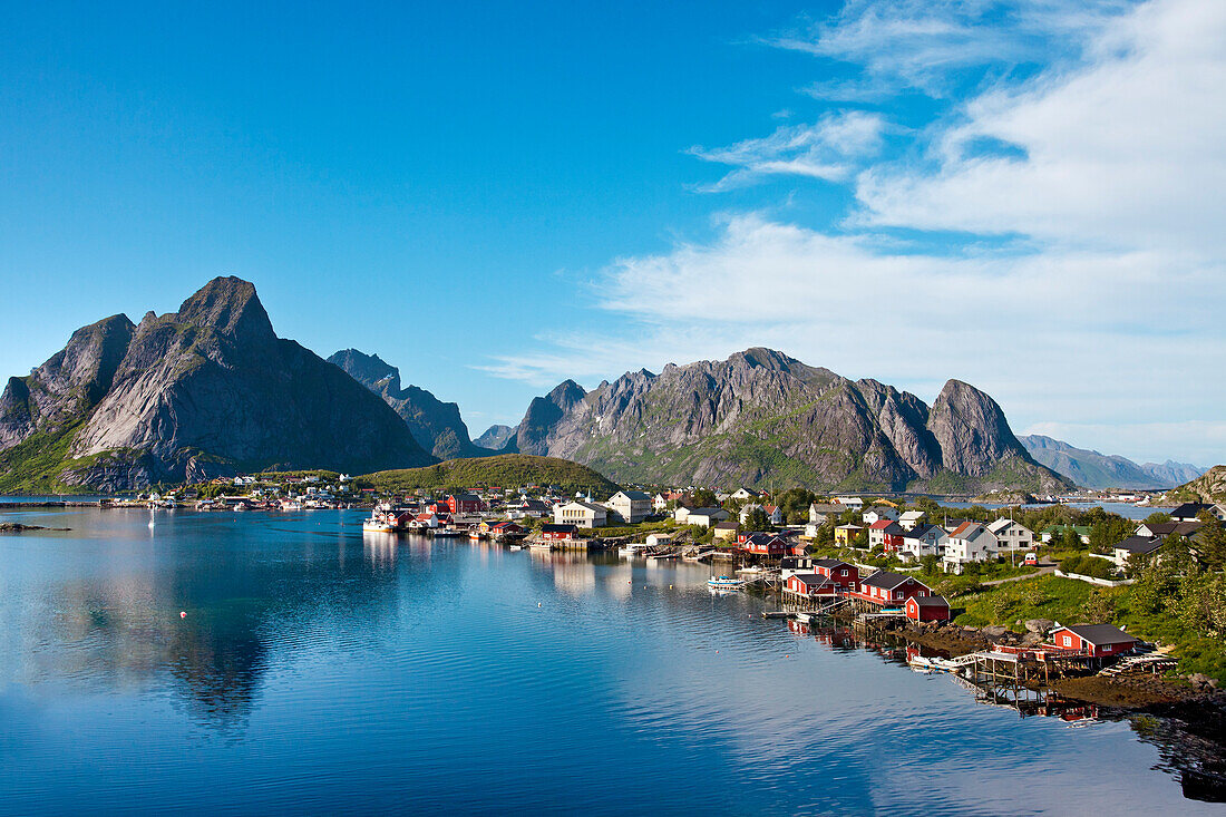 Blick auf Reine, Moskenesøya, Lofoten, Nordnorwegen, Norwegen