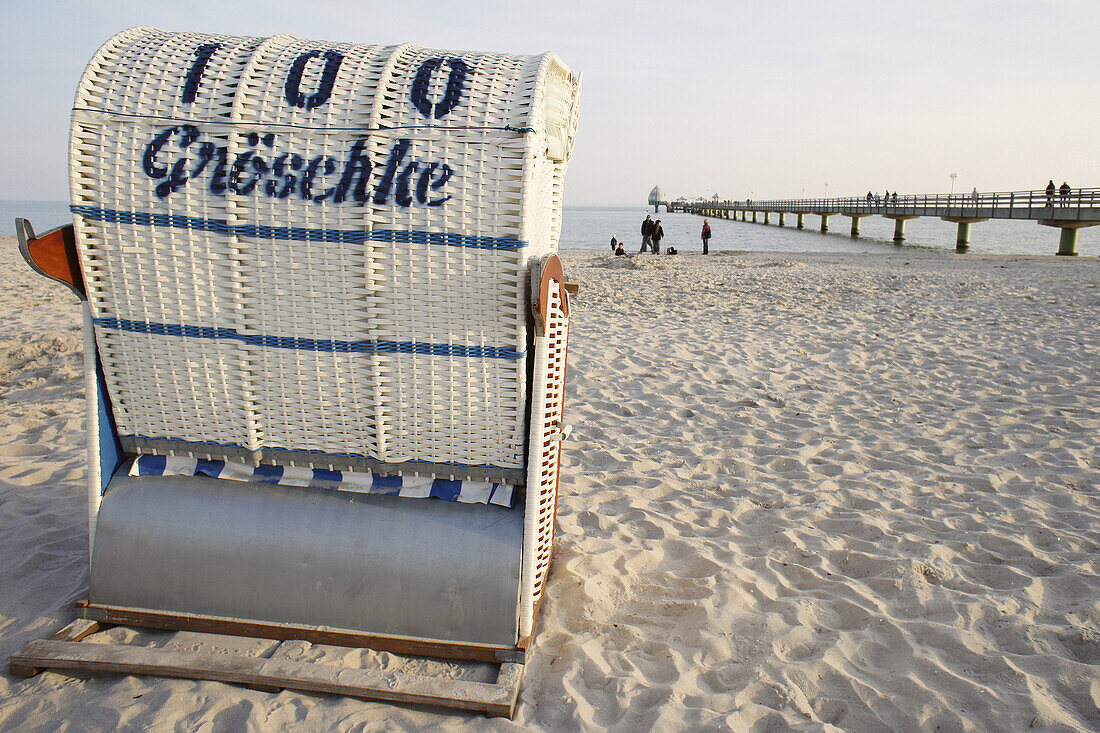 Strandkorb am Strand des  Ostseebades Grömitz, Schleswig-Holstein, Deutschland, Europa
