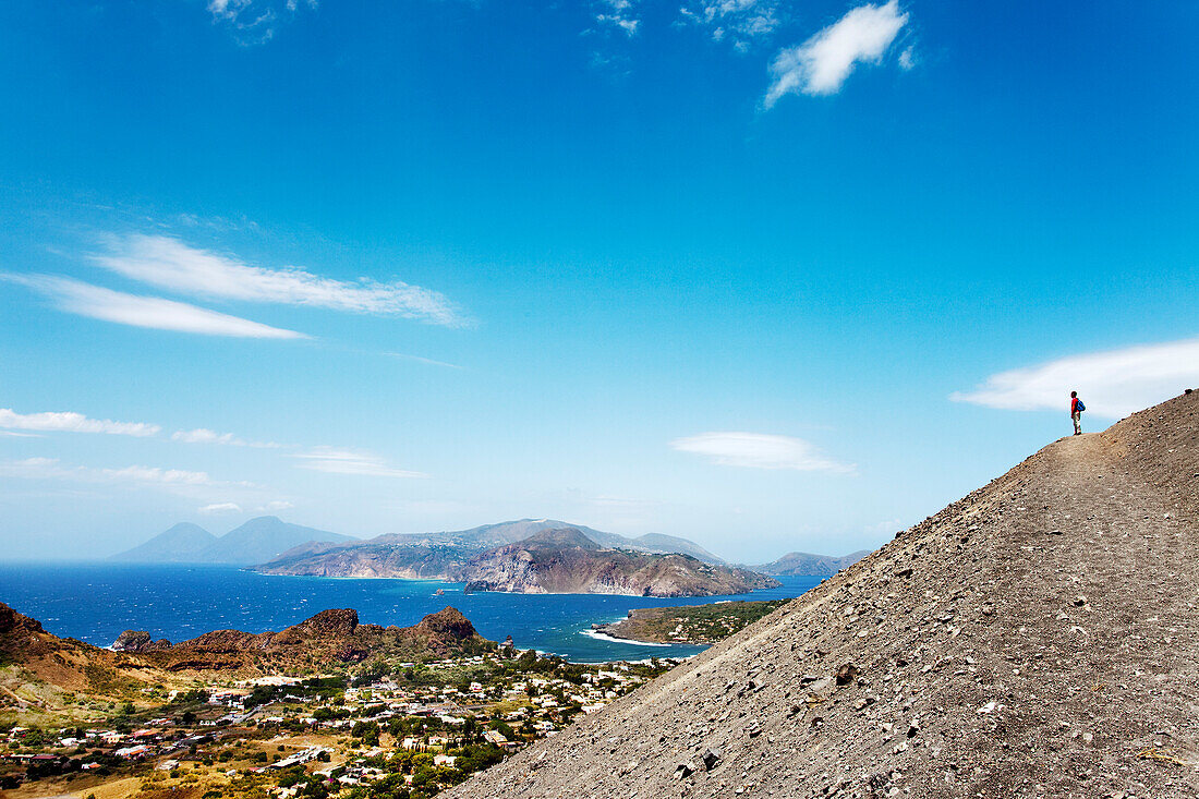 Wanderer auf dem Vulkan mit Blick über Vulcano und Lipari, Liparische Inseln, Sizilien, Italien