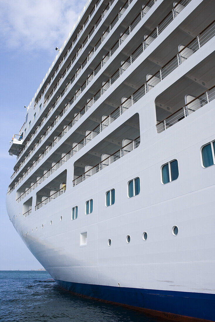 Kreuzfahrtschiff MV Silver Spirit auf Reede liegend vor St. Malo, Bretagne, Frankreich, Europa