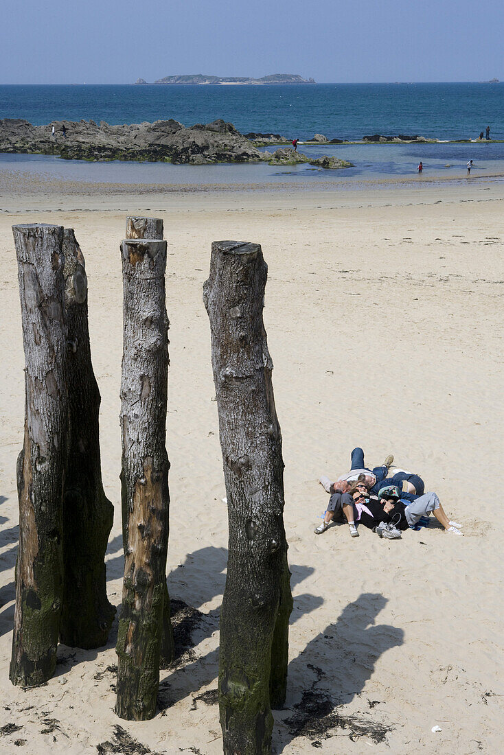 Menschen kuscheln am Strand, St. Malo, Bretagne, Frankreich, Europa