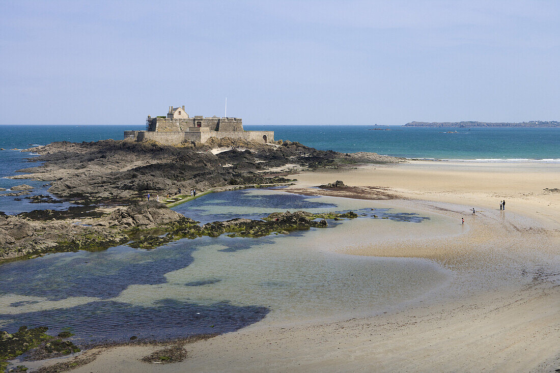 Blick auf Fort de Petit Be und Strand, St. Malo, Bretagne, Frankreich, Europa