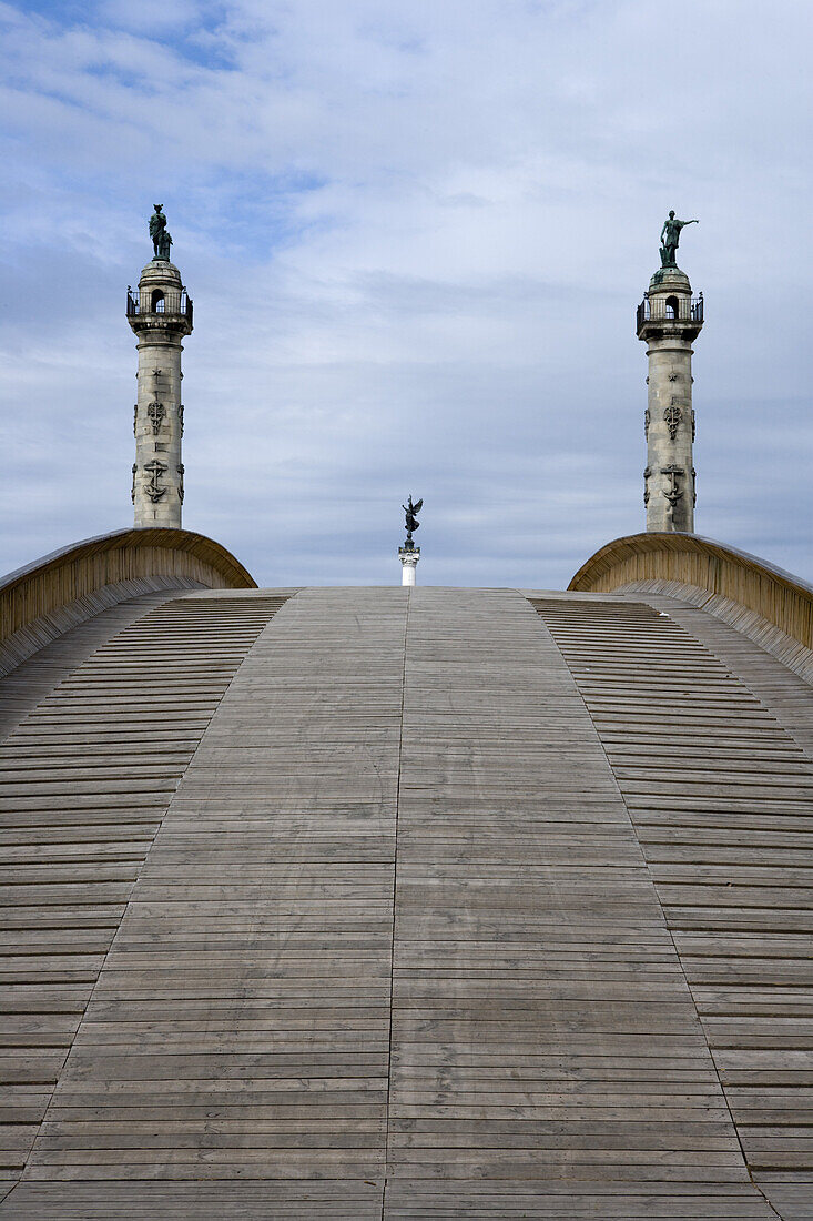 Holzbrücke mit Statuen im Hintergrund, Bordeaux, Gironde, Aquitanien, Frankreich, Europa