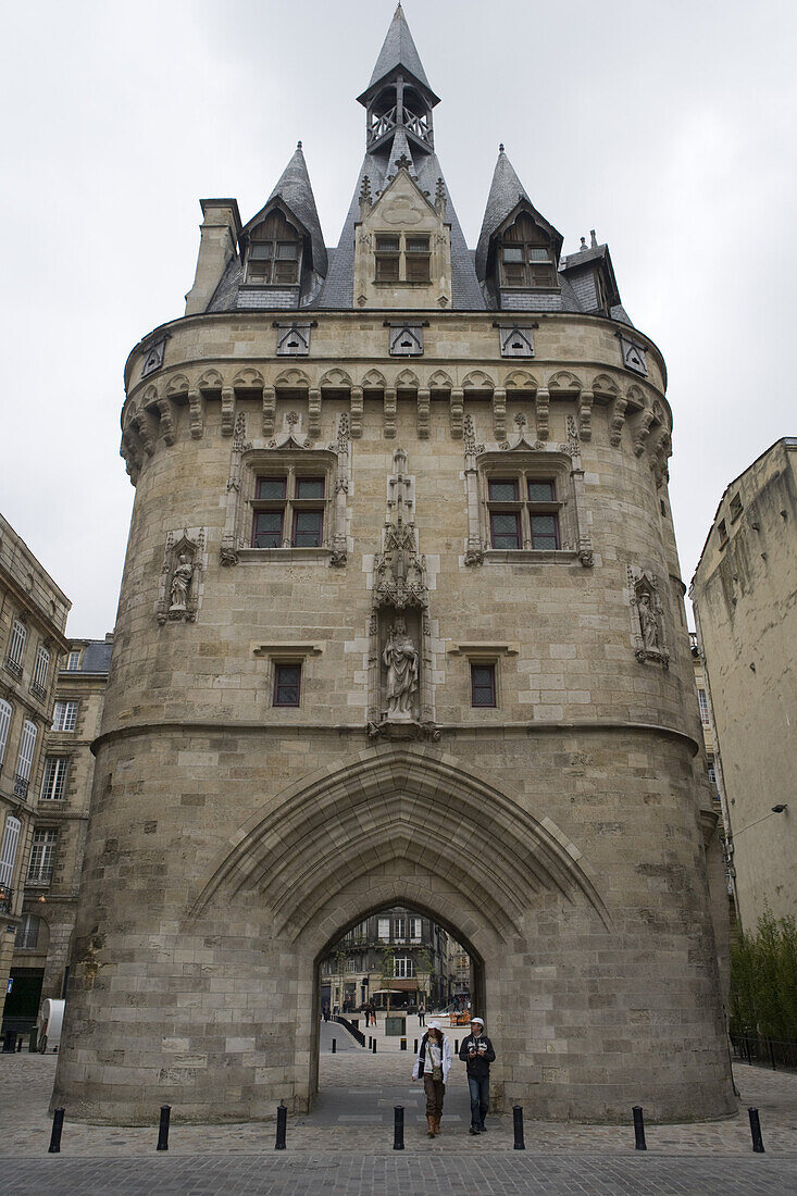Tower with city gate, Bordeaux, Gironde, Aquitane, France, Europe