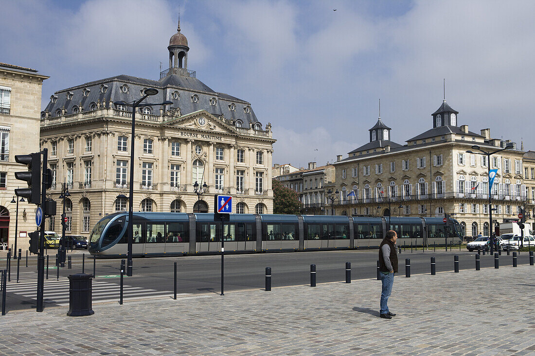 Straßenbahn und Bourse Maritime Gebäude, Bordeaux, Gironde, Aquitanien, Frankreich, Europa