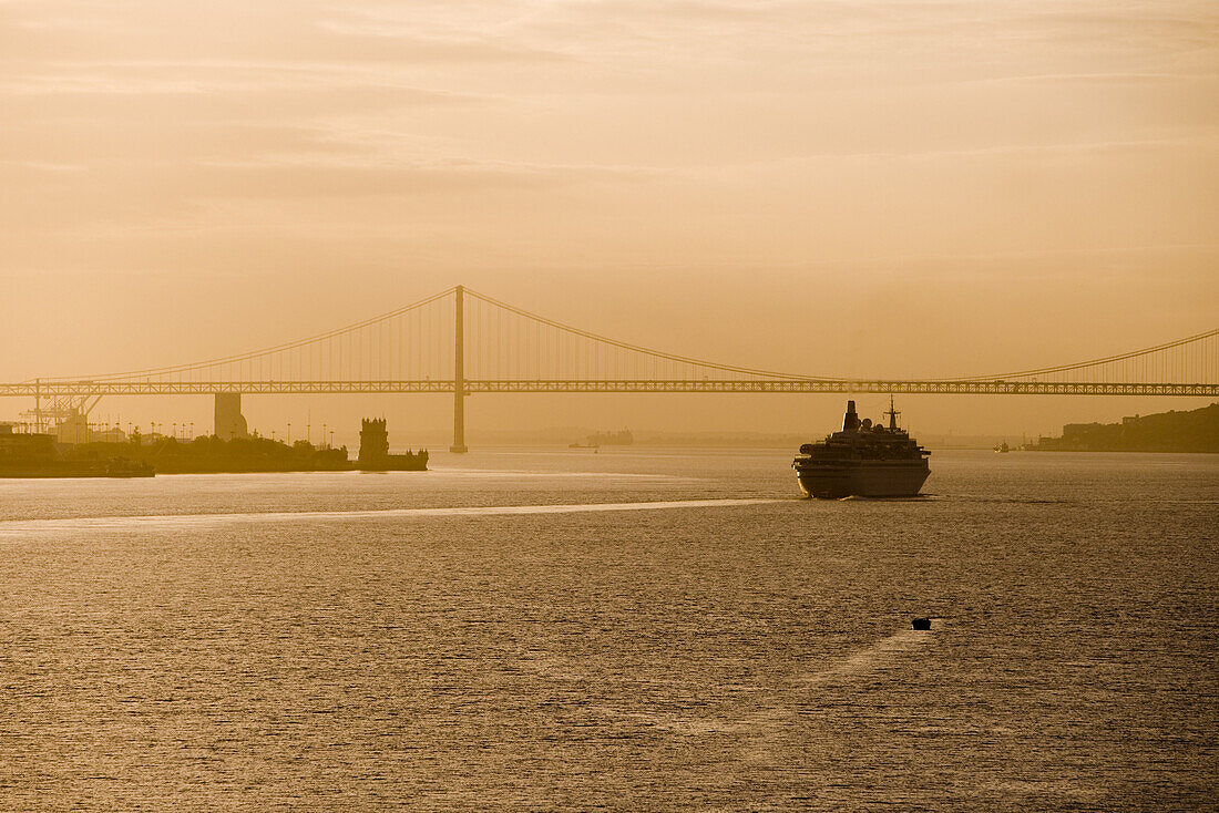 Kreuzfahrtschiff vor Ponte 25 Abril Brücke über Tejo Fluss bei Sonnenaufgang, Lissabon, Portugal, Europa