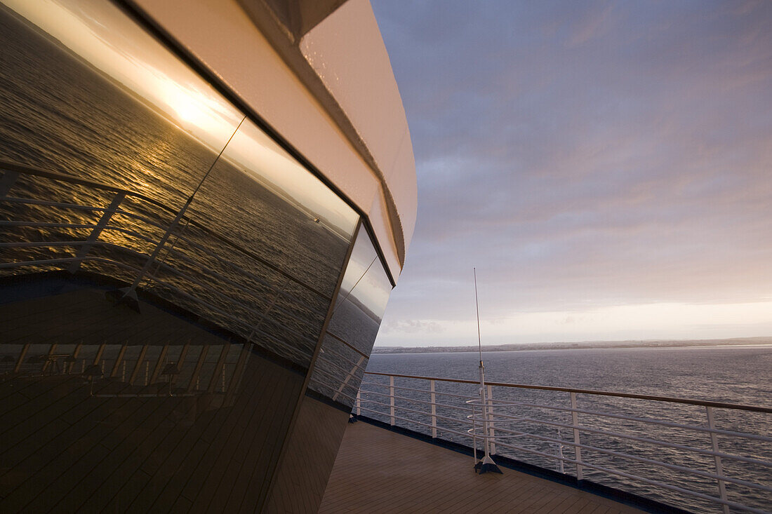 Spiegelung des Sonnenaufgangs im Fenster der Observation Lounge auf Kreuzfahrtschiff Silver Spirit, Atlantik, Europa