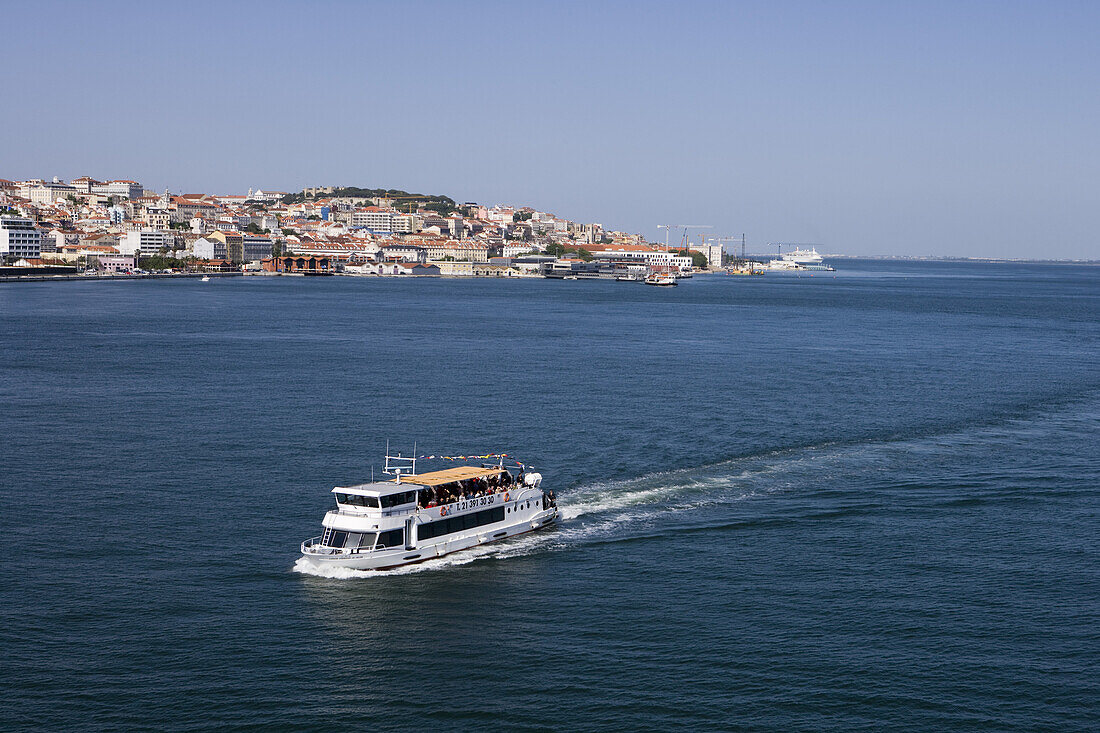 Ausflugsboot auf Tejo Fluss, Lissabon, Portugal, Europa