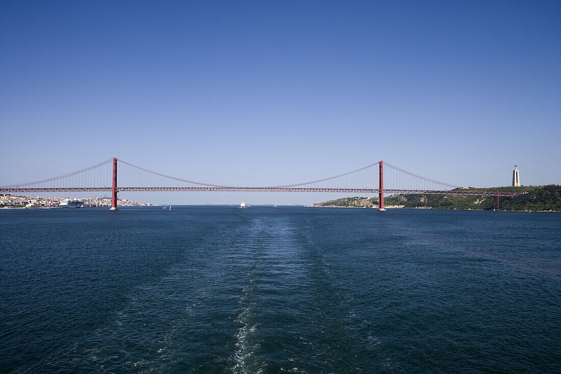 Ponte 25 de Abril bridge over Tagus River, Lisbon, Lisboa, Portugal, Europe