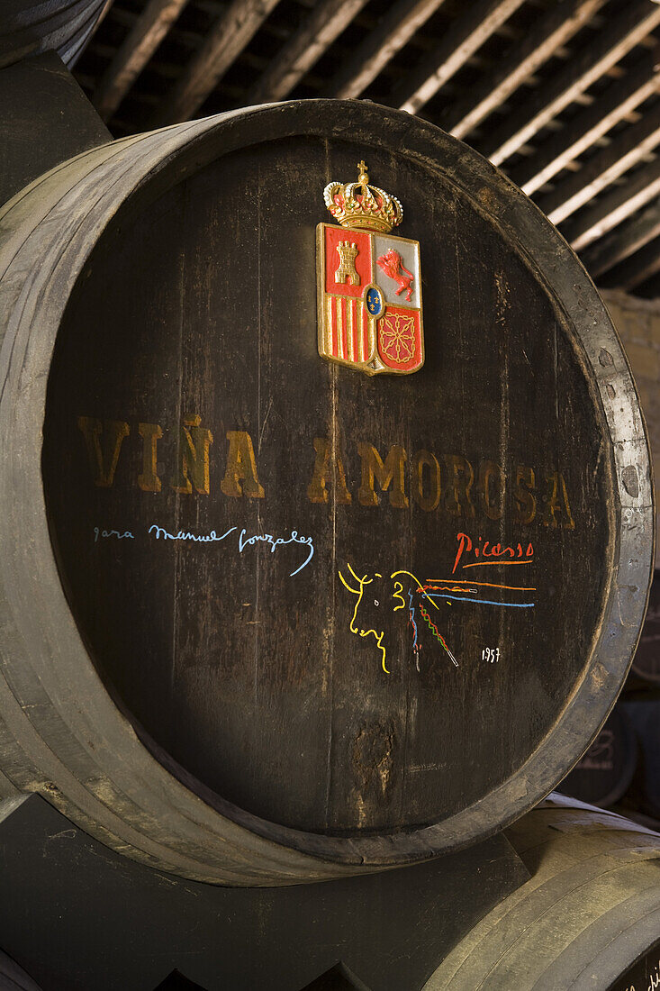 Von Picasso signiertes Fass mit Sherry im Weingut Bodega Tio Pepe Gonzales Byass, Jerez de la Frontera, Andalusien, Spanien, Europa