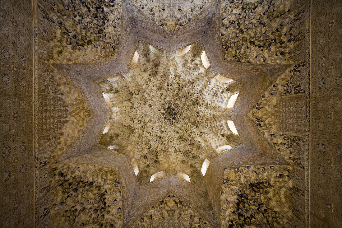 Kunstvoll verzierte Decke im Alhambra Palast, Granada, Andalusien, Spanien, Europa