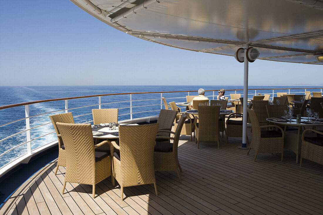 Tische und Stühle an Deck im La Terrazza Restaurant an Bord von Kreuzfahrtschiff MV Silver Spirit, Atlantik, Europa