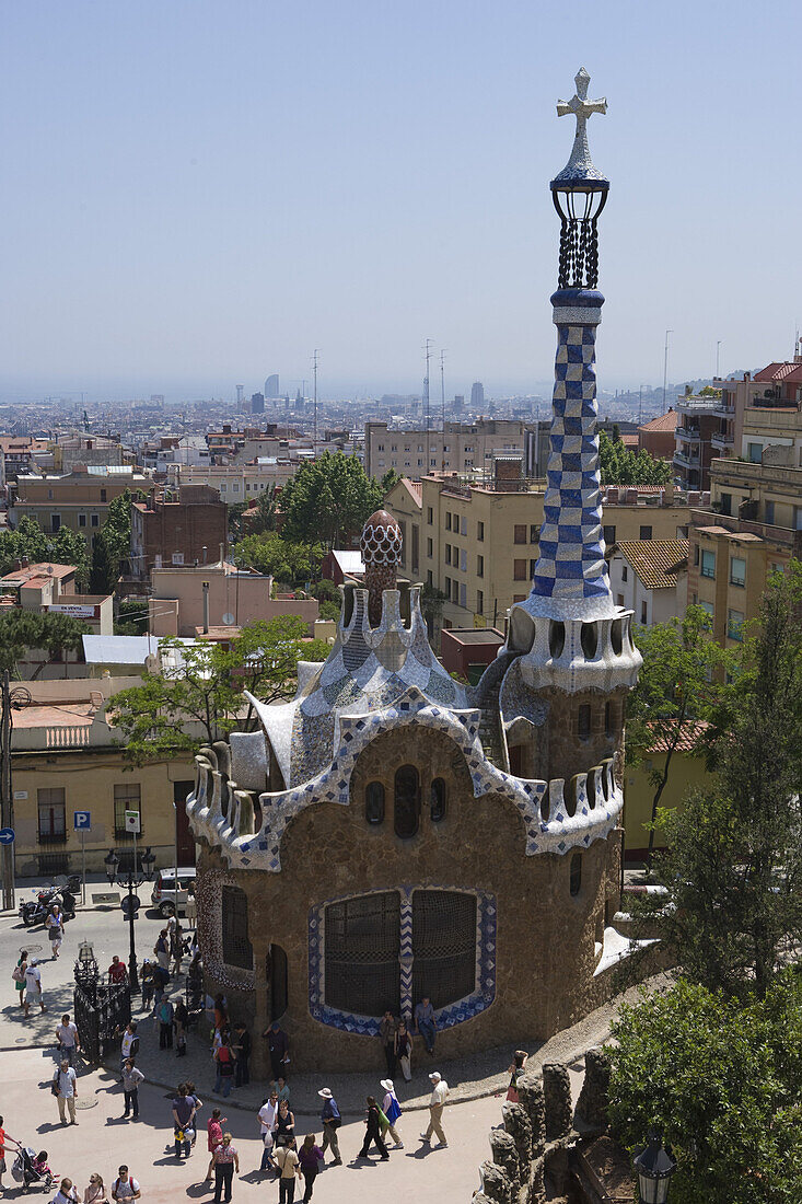 Menschen und Gebäude von Antoni Gaudi im Park Güell, Barcelona, Katalonien, Spanien, Europa