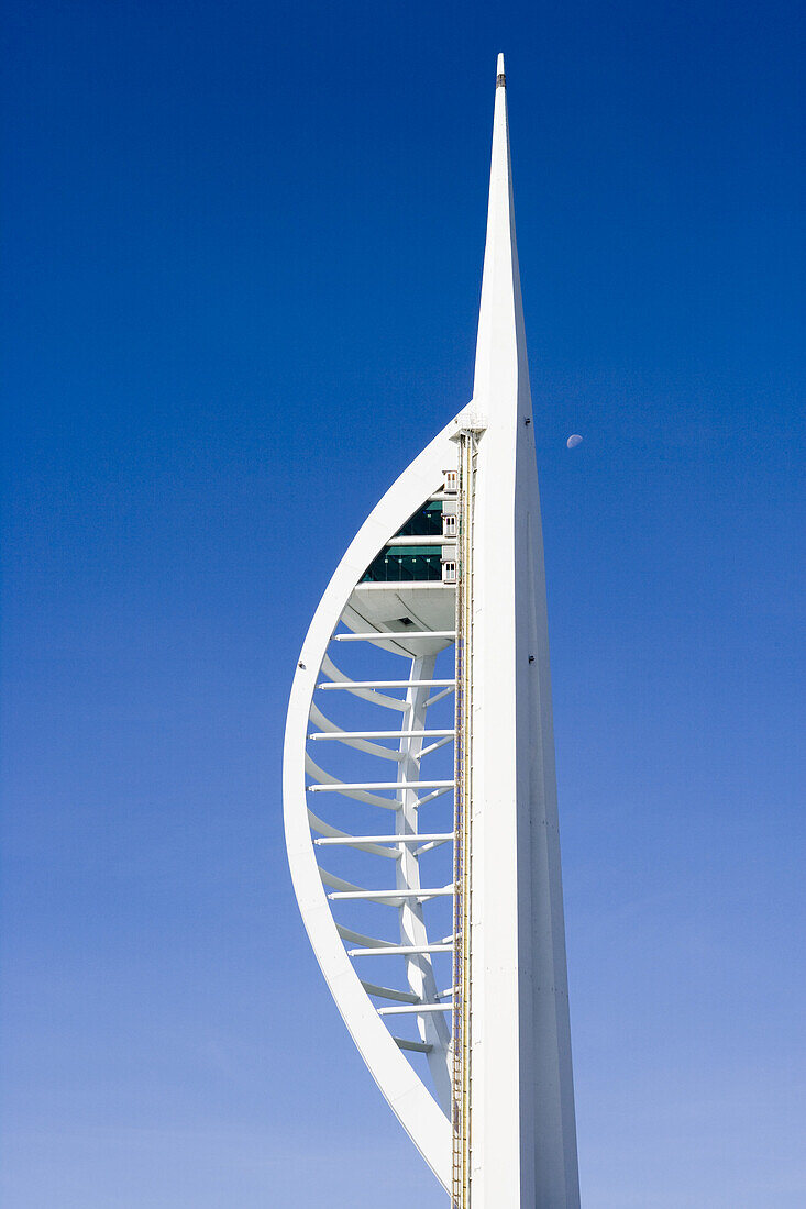 Spinnaker Tower Turm unter blauem Himmel, Portsmouth, Hampshire, England, Europa