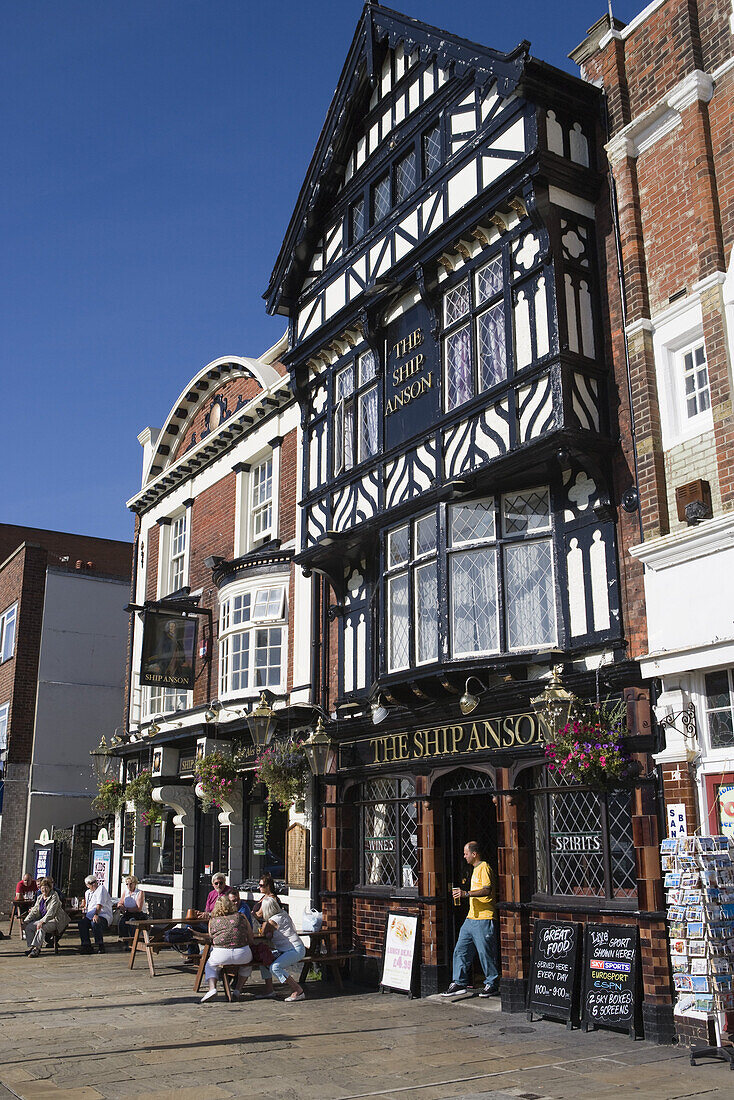 The Ship Anson Restaurant and Pub im Sonnenlicht, Portsmouth, Hampshire, England, Europa