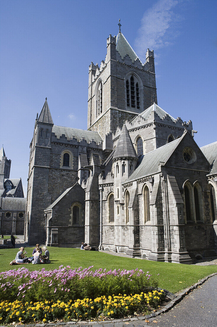 Menschen beim Picknick auf dem  Rasen vor Christ Church Kathedrale, Dublin, Leinster, Irland, Europa