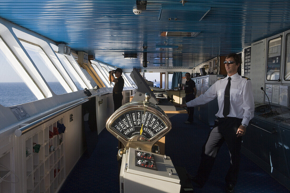 Offiziere auf Brücke von Kreuzfahrtschiff MS Princess Daphne, Nordsee, Europa